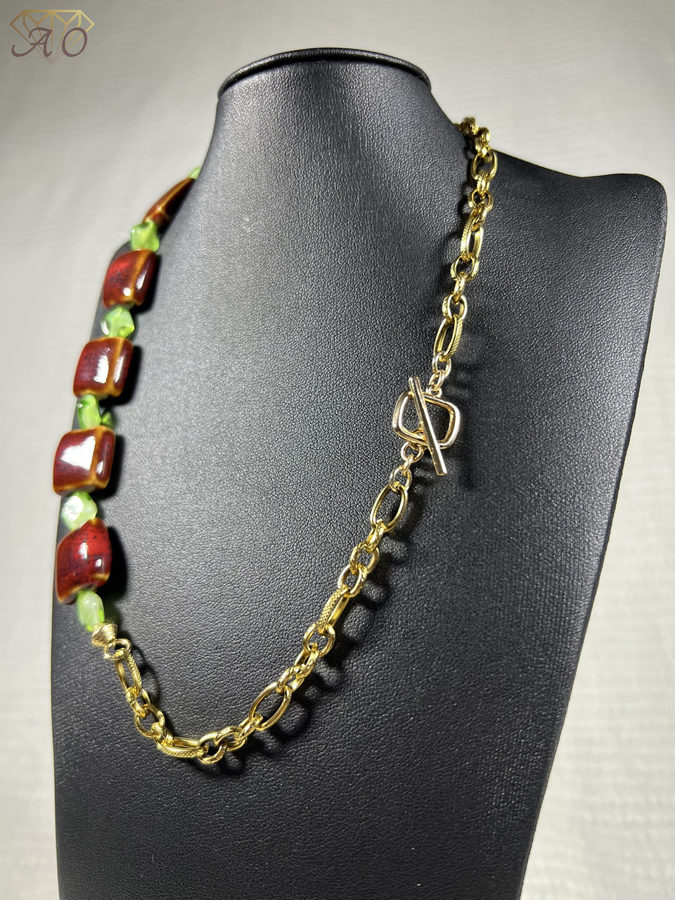 Collier perles en pâte de verre de Murano, intercalaires ambre naturel de la baltique, cjaine acier inoxydable, fermoir en argent massif plaqué or.